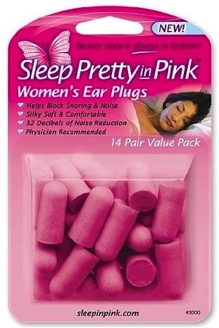 Sachet contenant des bouchons d&#039;oreille roses. Le slogan inscrit en haut du sachet mentionne &quot;Sleep Pretty in Pink, Women&#039;s Ear Plugs&quot;